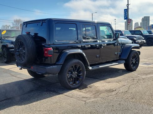 Used 2025 Jeep Wrangler Unlimited Sahara AWD/4WD image 4