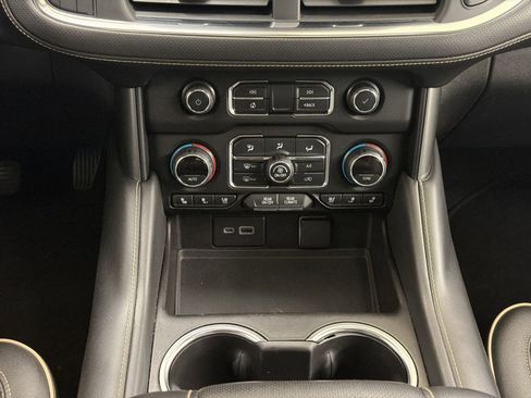 Used 2021 Chevrolet Suburban Premier w/ Premium Package RWD image 18