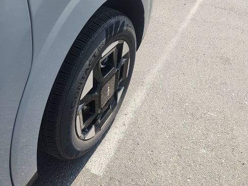 Certified 2025 Kia Carnival EX FWD image 9