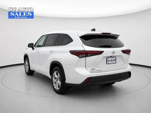 Used 2025 Toyota Highlander LE FWD image 5