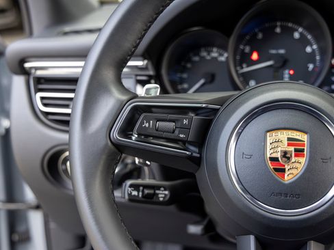 Certified 2026 Porsche Macan AWD/4WD image 37