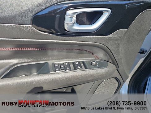 Used 2025 Jeep Compass Trailhawk AWD/4WD image 11