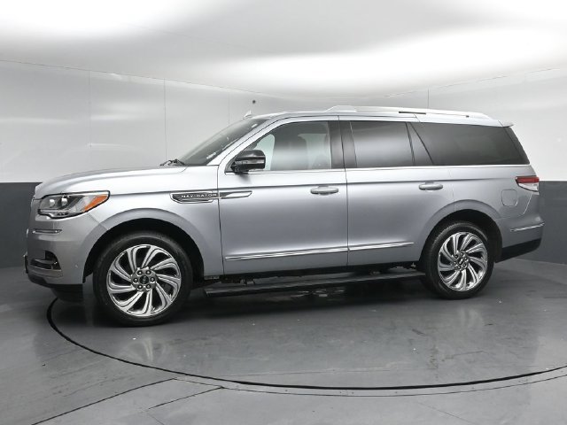 Certified 2023 Lincoln Navigator Reserve AWD/4WD image 4