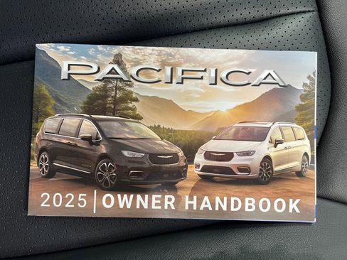 Used 2025 Chrysler Pacifica Select FWD image 34