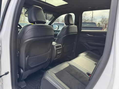 Used 2024 Jeep Grand Cherokee Altitude AWD/4WD image 13