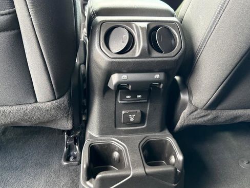 Used 2023 Jeep Gladiator Overland AWD/4WD image 38
