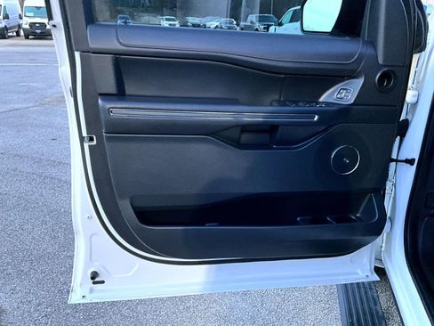 Used 2022 Ford Expedition Max Limited image 11