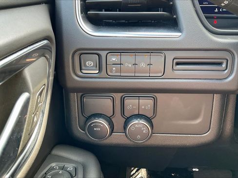 Used 2024 Chevrolet Suburban LT RWD image 33