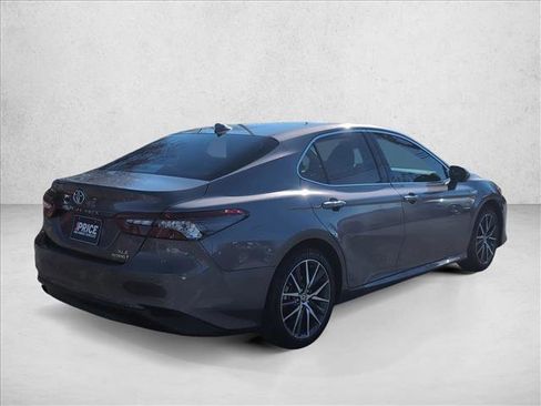 Used 2021 Toyota Camry XLE image 5