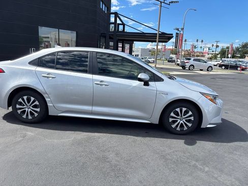 Used 2020 Toyota Corolla LE w/ Carpet Mat Package (TMS) FWD image 3