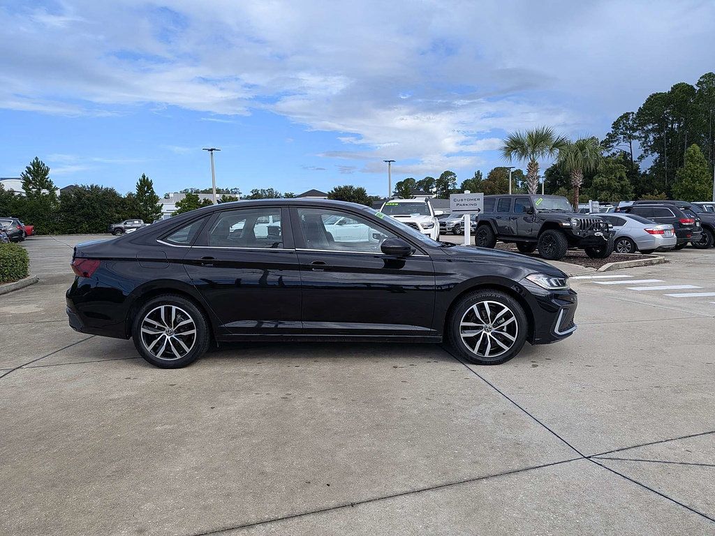 Used 2025 Volkswagen Jetta SE FWD image 2
