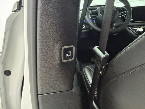 Used 2026 Chrysler Pacifica Select FWD image 28