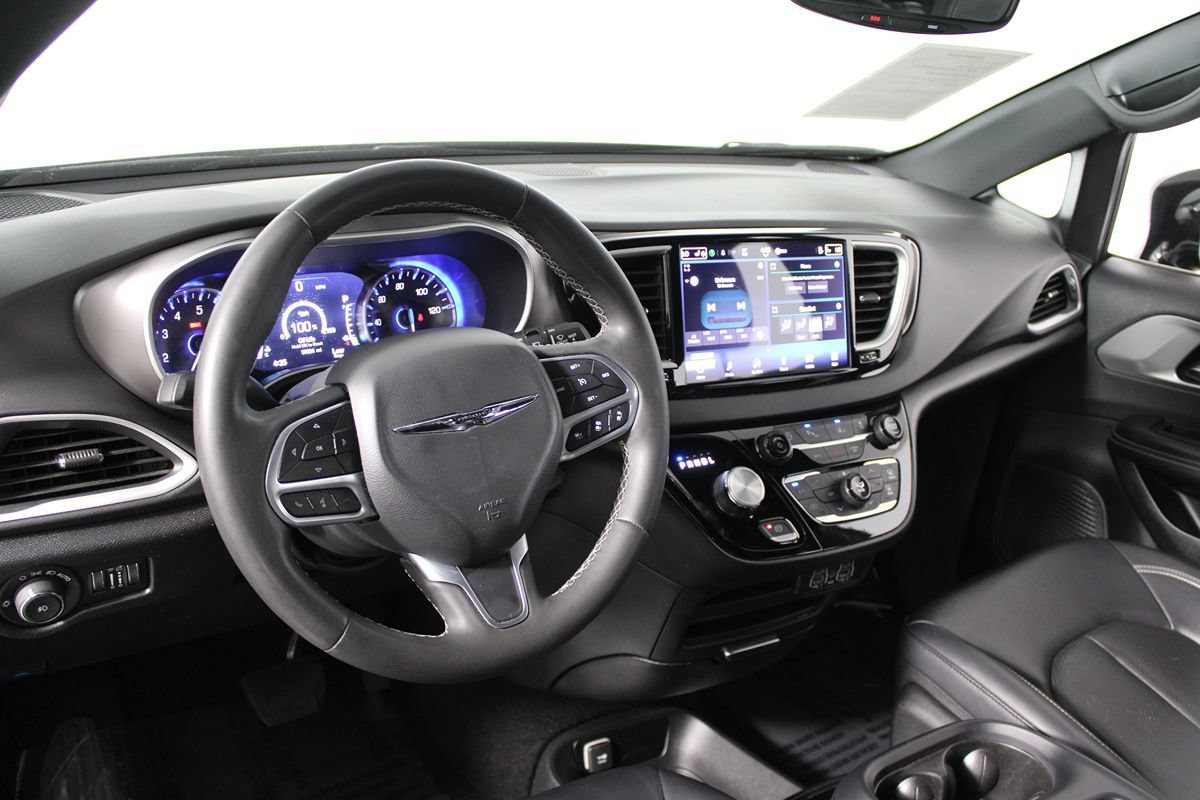 Used 2025 Chrysler Pacifica Select FWD image 6