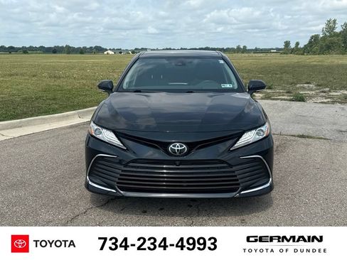 Used 2024 Toyota Camry XLE w/ Navigation Package FWD image 2