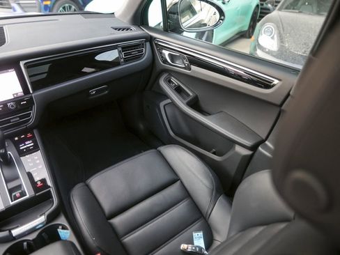 Certified 2025 Porsche Macan AWD/4WD image 36