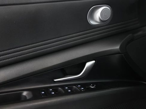 Used 2022 Hyundai Elantra Limited FWD image 21