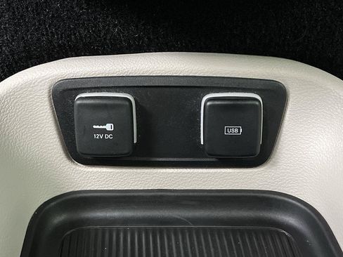 Used 2019 Chrysler Pacifica Touring-L FWD image 23