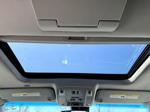 Used 2018 Chevrolet Suburban LT image 30