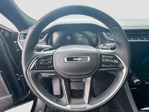 Used 2022 Jeep Grand Cherokee Overland w/ Luxury Tech Group IV image 13