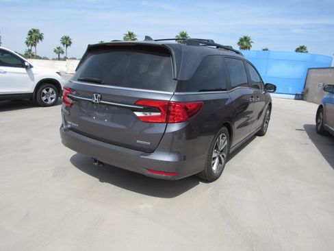 Used 2024 Honda Odyssey Touring image 3
