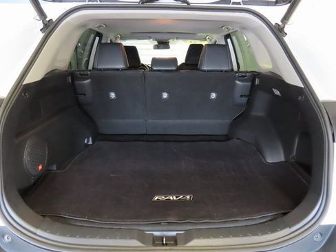 Used 2019 Toyota RAV4 XLE Premium image 32