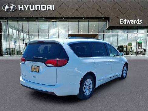 Used 2019 Chrysler Pacifica Touring-L FWD image 7