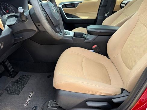 Used 2021 Toyota RAV4 LE FWD image 10
