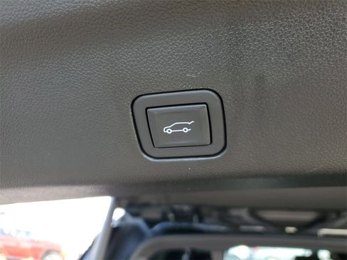 Used 2024 GMC Yukon Denali w/ Advanced Technology Package image 10