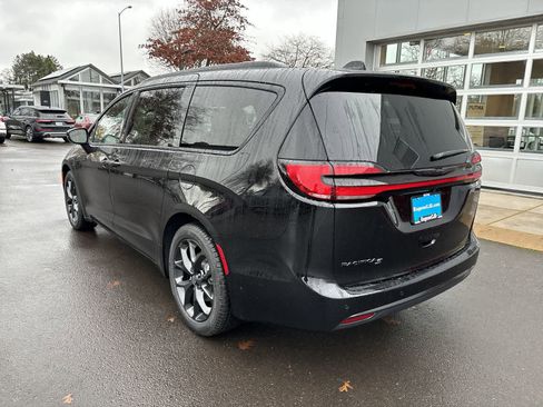 New 2026 Chrysler Pacifica Select w/ S Appearance Package image 3