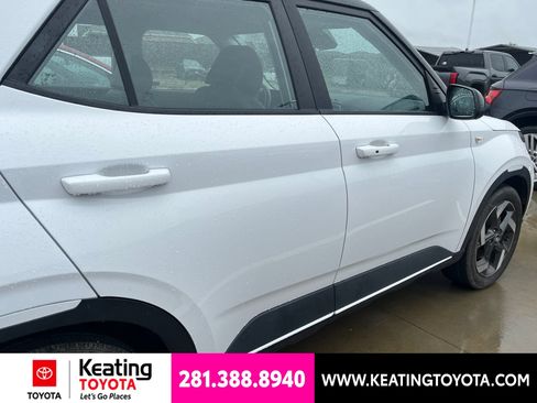Used 2023 Hyundai Venue Limited FWD image 2