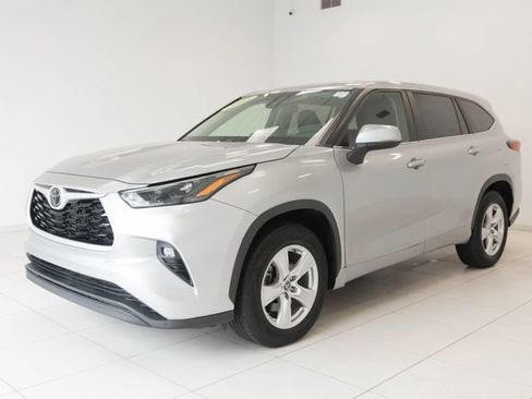 Used 2023 Toyota Highlander LE FWD image 6