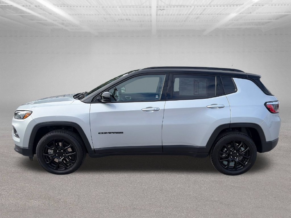 Used 2024 Jeep Compass Latitude w/ Convenience Group AWD/4WD image 3