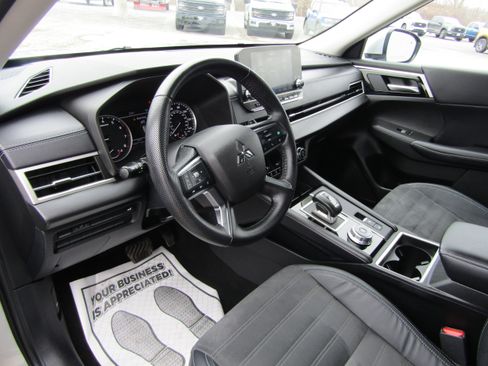 Used 2023 Mitsubishi Outlander SE image 9