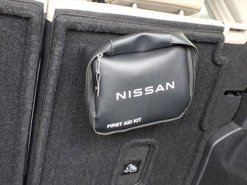 Used 2023 Nissan Rogue SL w/ SL Premium Package image 23