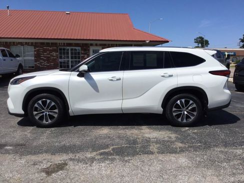 Used 2020 Toyota Highlander XLE FWD image 3