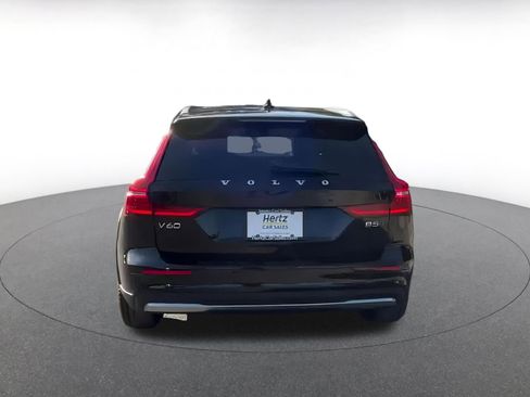 Used 2025 Volvo V60 B5 Cross Country Plus image 11