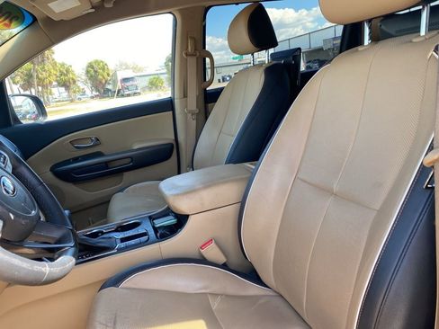 Used 2019 Kia Sedona EX image 9