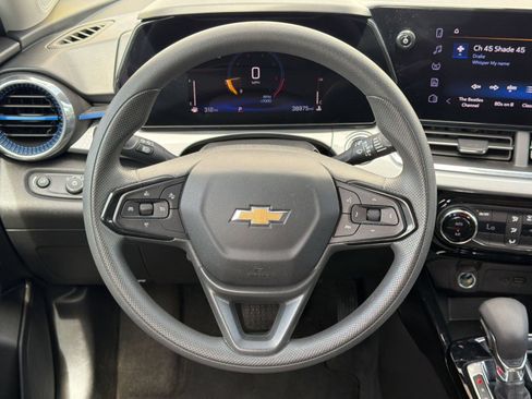 Used 2025 Chevrolet Trax LT FWD image 10