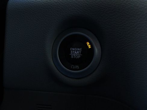 Used 2018 Chrysler Pacifica Touring-L image 38