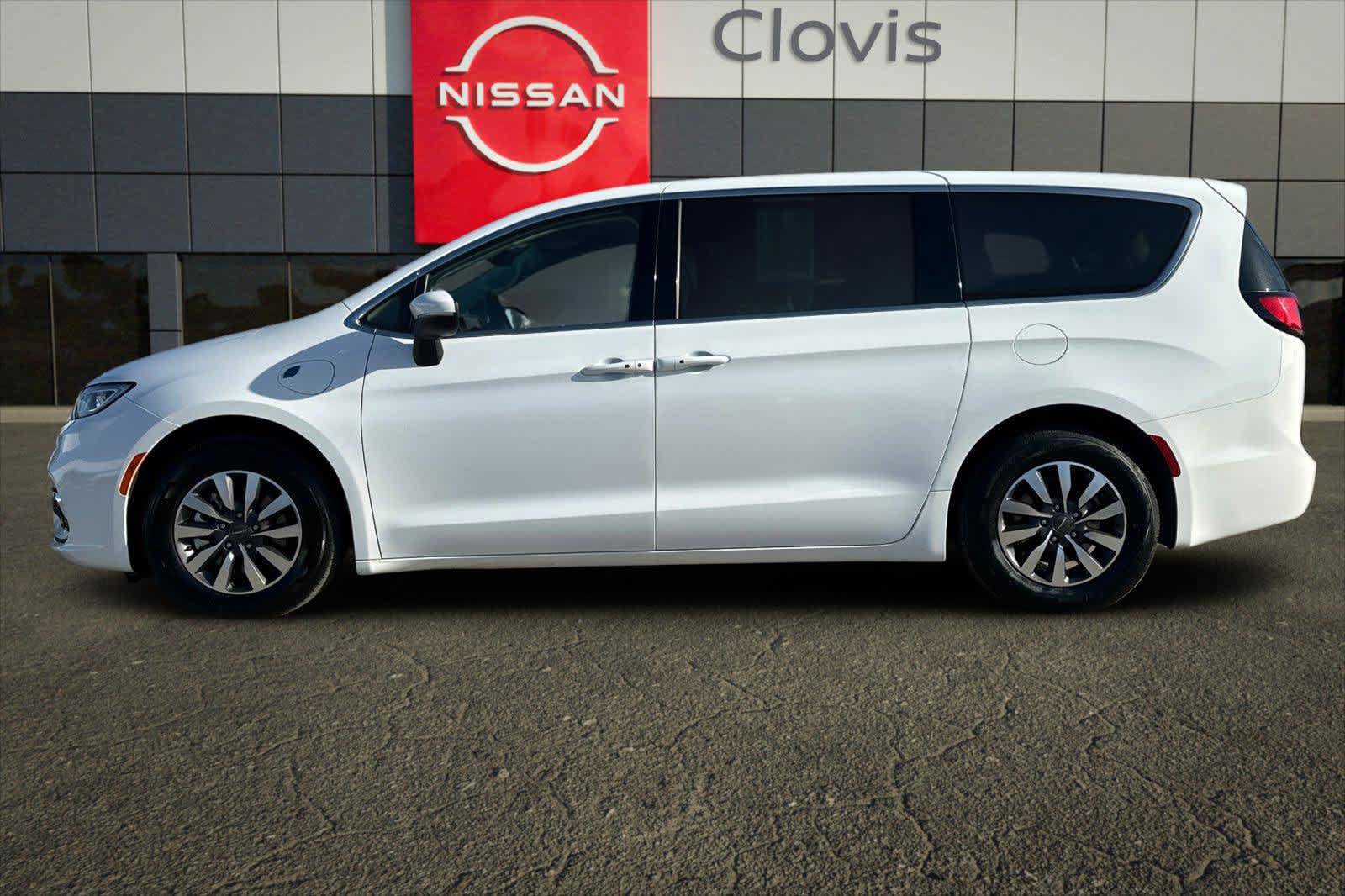 Used 2023 Chrysler Pacifica Touring-L FWD image 5