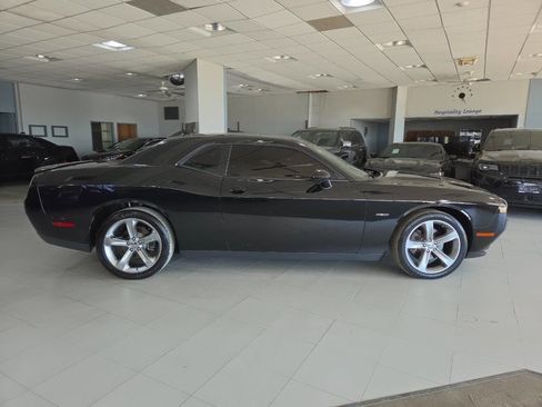 Used 2016 Dodge Challenger R/T w/ Driver Convenience Group RWD image 8
