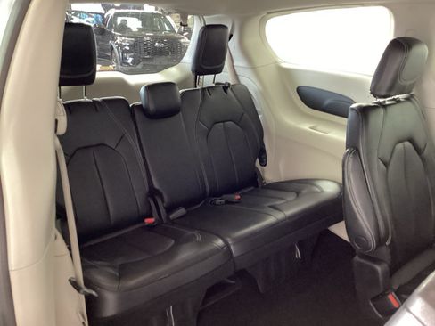 Used 2023 Chrysler Pacifica Touring-L FWD image 11