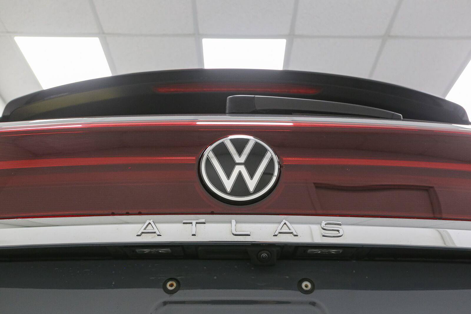 Certified 2024 Volkswagen Atlas Cross Sport SEL R-Line AWD/4WD image 15