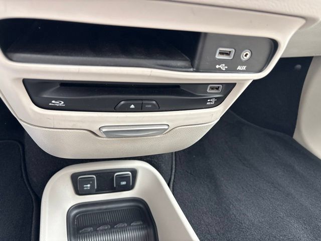 Used 2019 Chrysler Pacifica Touring-L Plus w/ Tire & Wheel Group FWD image 18