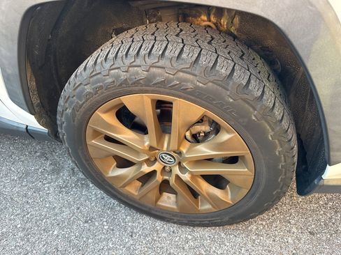 Used 2020 Toyota RAV4 XLE Premium image 4