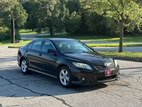 Used 2010 Toyota Camry SE FWD image 3