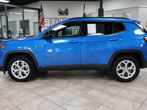 Used 2024 Jeep Compass Latitude AWD/4WD image 2
