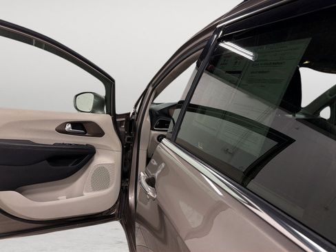 Used 2018 Chrysler Pacifica Touring-L FWD image 14