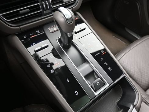 Certified 2022 Porsche Macan S AWD/4WD image 22