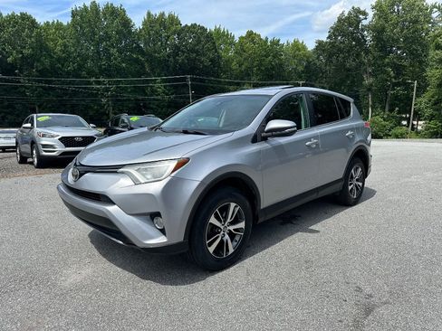 Used 2018 Toyota RAV4 XLE FWD image 2